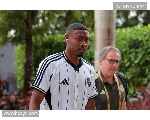 踢足球砸玻璃的球星引发争议 赛场意外背后的故事揭秘 踢足球砸玻璃的球星引发争议 赛场意外背后的故事揭秘