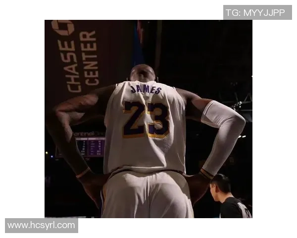 NBA巨星跨界足球赛场引热议 篮球偶像现身绿茵点燃球迷激情 NBA巨星跨界足球赛场引热议 篮球偶像现身绿茵点燃球迷激情