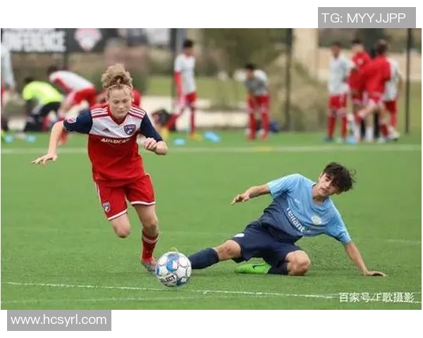 《她以为自己只是个普通女孩，直到遇见了那个足球场上闪耀的男神》