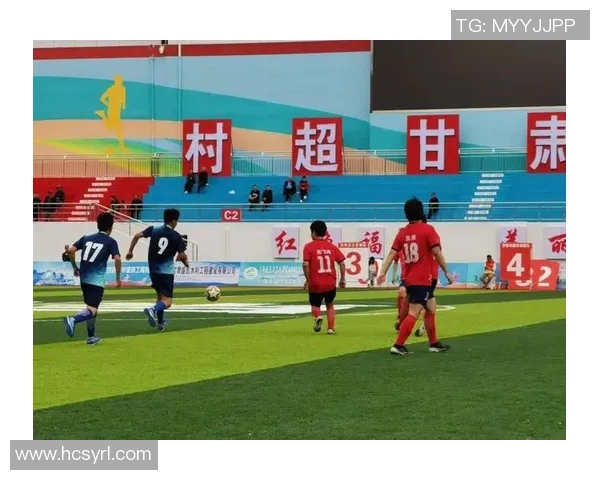 绿茵场上足球球星振臂高呼展现胜利姿势瞬间燃动全场