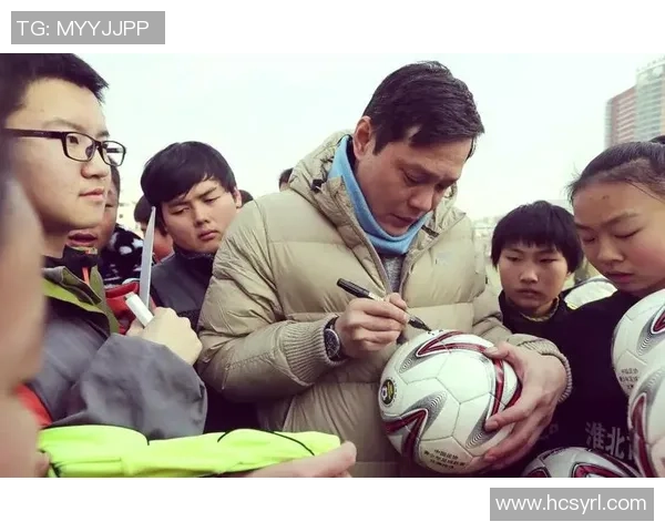 足球巨星亲笔签名送给小球迷精彩瞬间视频 留下珍贵回忆